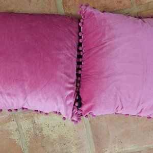 SET OF TWO PINK PILLOWS WITH BALL FRINGE
